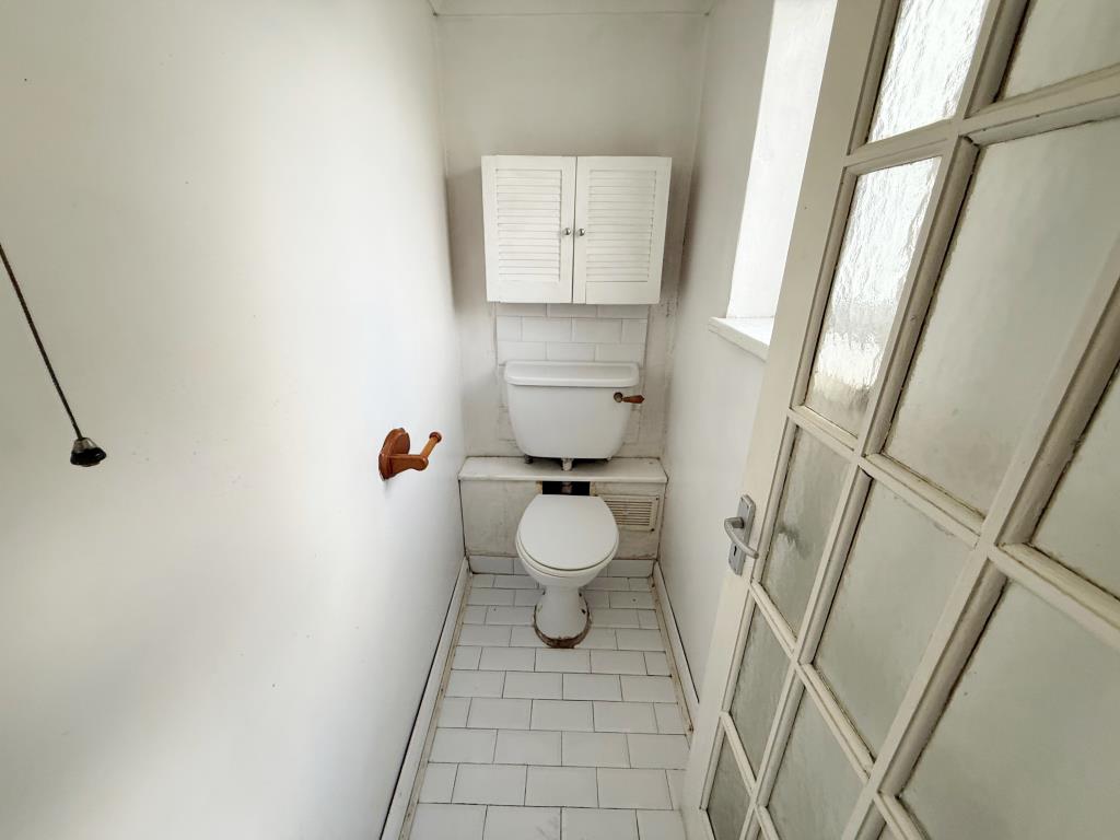 Lot: 100 - DETACHED BUNGALOW WITH POTENTIAL - Toilet